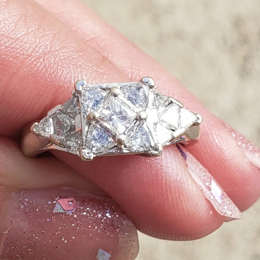 Beautifully unique natural diamond ring - 14k